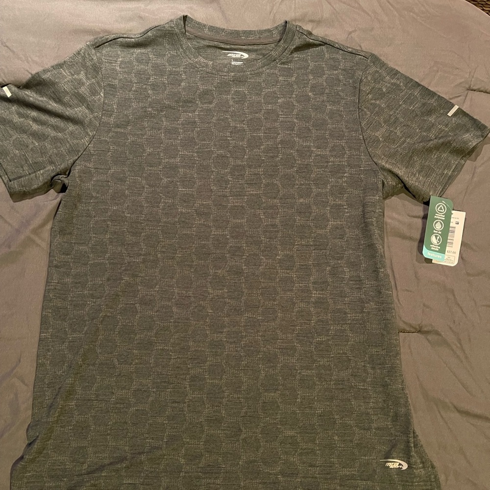 Men’s work out shirt size large